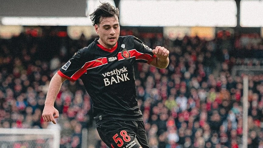 Midtjylland'da forma giyen 23 yaşındaki Türk sol kanat oyuncusu Aral Şimşir, Danimarka Süper Ligi'nde "Yılın Profili" seçildi.