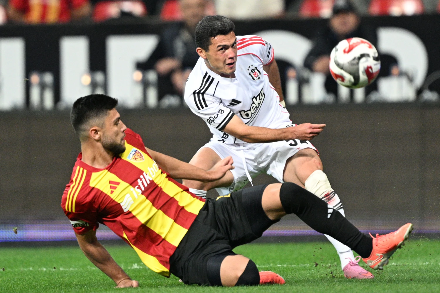 Beşiktaş, Kayserispor'u deplasmanda farklı yendi