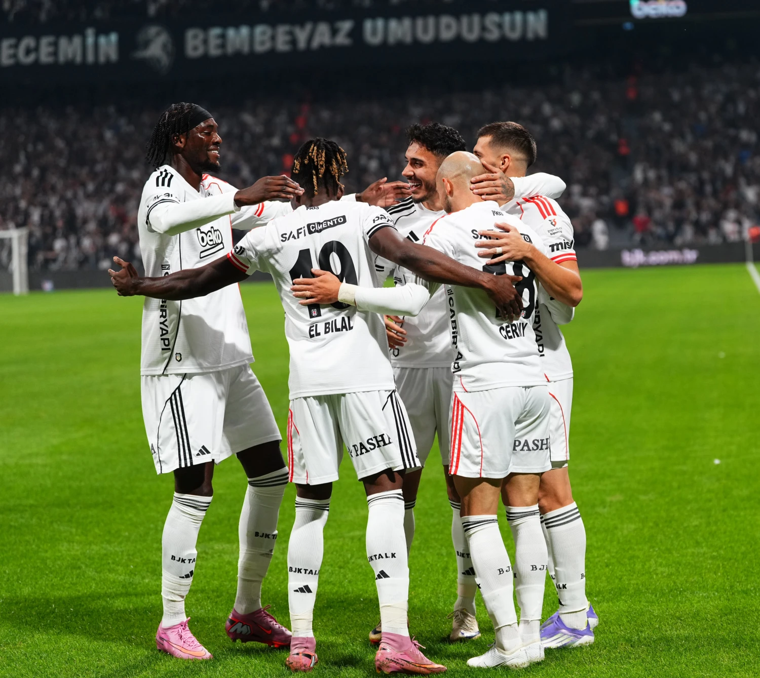 Beşiktaş 3 puanı 3 golle aldı