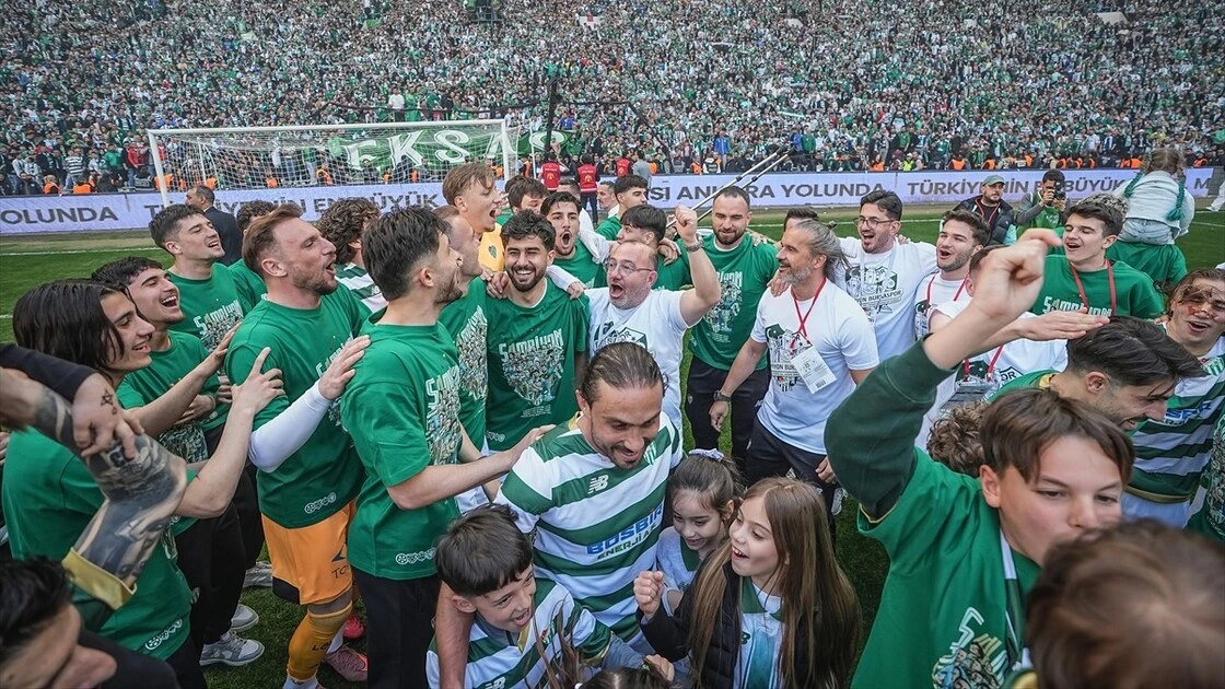 Bursaspor, şampiyonluğunu ilan ederek 1. Lig'e yükselmeyi garantiledi