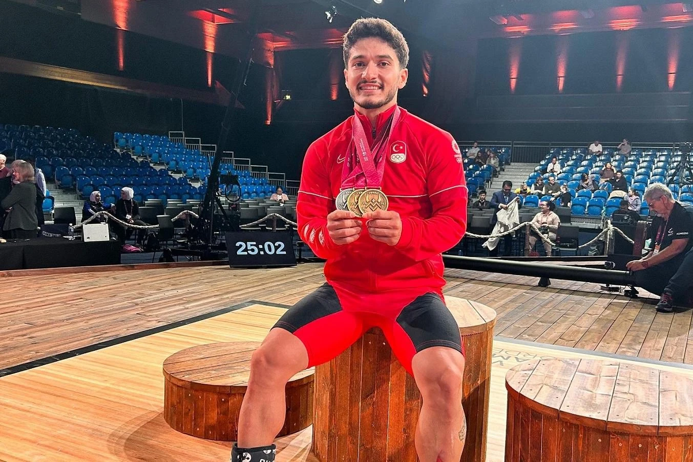 Milli halterci Muhammed Furkan Özbek, rekor kırarak dünya şampiyonu oldu