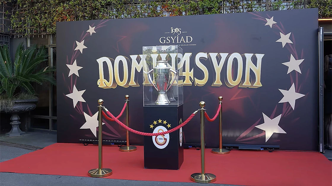 Galatasaray camiası, üst üste 4. şampiyonluğunu 1905 GSYİAD'da kutladı