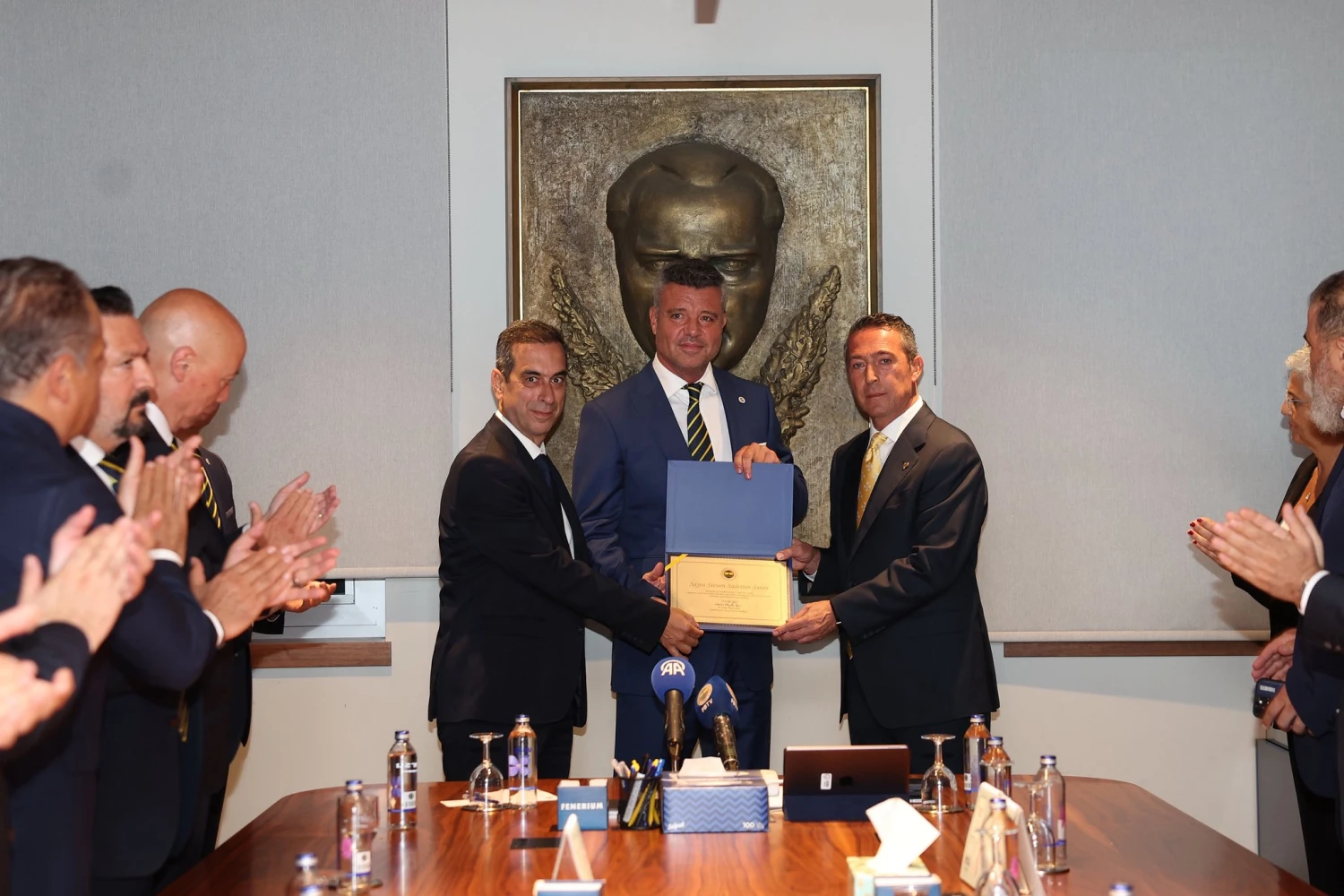 Fenerbahçe Başkanı Sadettin Saran ve yönetim kurulu üyeleri mazbatalarını aldı