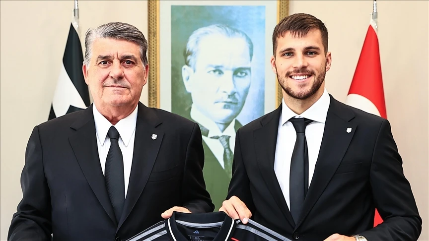 Beşiktaş Kulübü Başkanı Serdal Adalı, yeni transfer David Jurasek ile buluştu